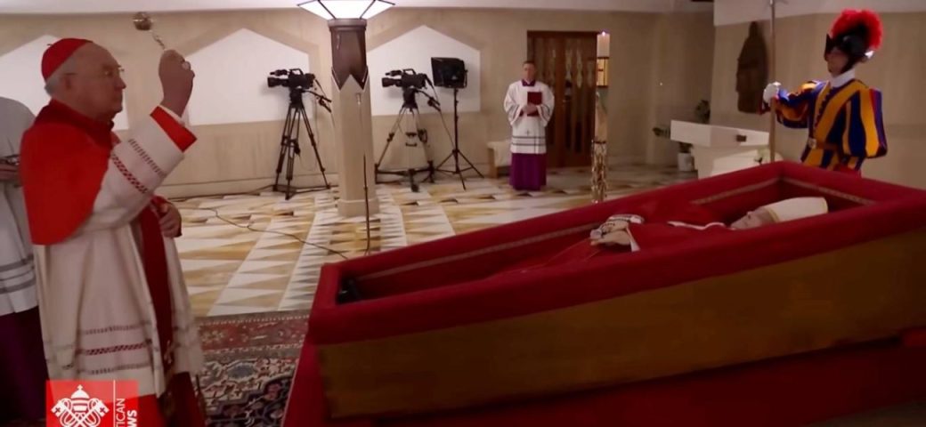 Vaticano divulga primeiras imagens do papa Francisco em caixão