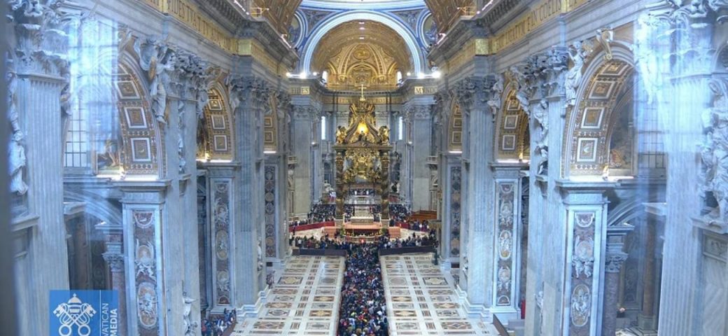 Último dia de velório do papa Francisco tem multidão ainda maior de fiéis no Vaticano