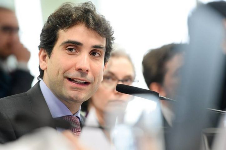 Brasileiros gastam até R$ 30 bilhões por mês com bets, diz Banco Central