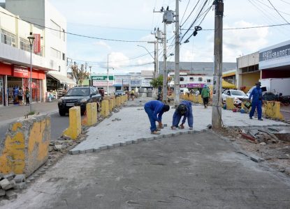 Pavimentação do canteiro central da rua Marechal Deodoro continua avançando