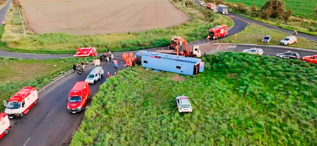 Dez pessoas morrem após ônibus tombar em rodovia de Minas Gerais