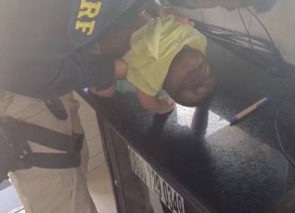 Policial da PRF salva bebê engasgado durante plantão em Feira de Santana