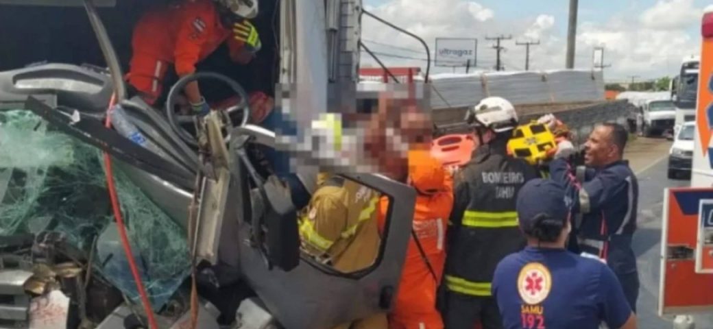 Acidente entre duas carretas deixa uma pessoa ferida na BR-324