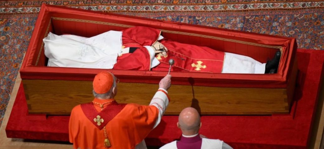 Caixão do papa Francisco é fechado; cerimônia foi realizada com portões da Basílica de São Pedro fechados