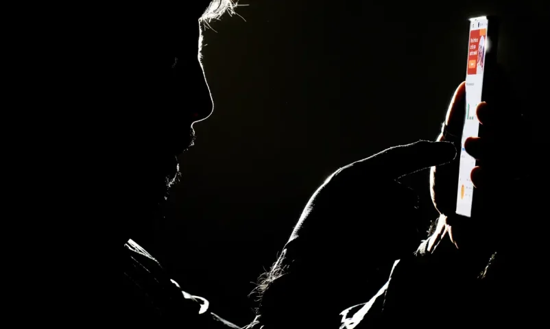 Plataformas devem promover ambiente digital seguro para jovens, diz instituto