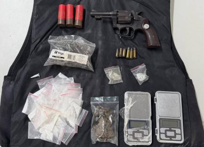 Suspeitos fogem de abordagem policial e abandonam arma e drogas em Feira de Santana