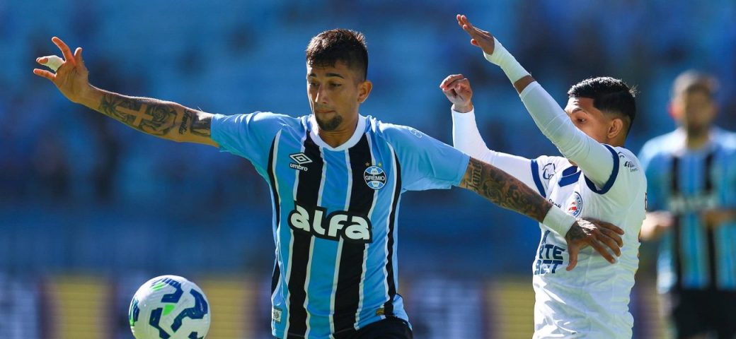 Com gol em pênalti polêmico, Grêmio supera Bahia e volta vencer no Brasileirão 2025