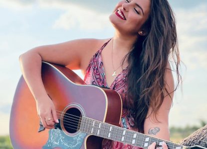 Aposta da música sertaneja, feirense Victoria Alencar comanda festa em Salvador
