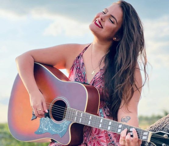 Aposta da música sertaneja, feirense Victoria Alencar comanda festa em Salvador
