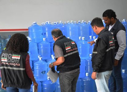 PROCON Feira notifica distribuidoras sobre validade de garrafões de água mineral