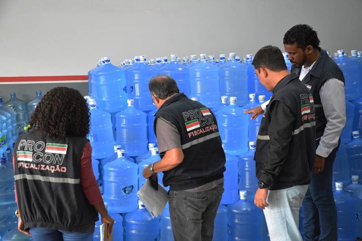 PROCON Feira notifica distribuidoras sobre validade de garrafões de água mineral
