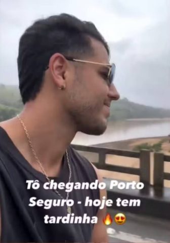 Cantor Kevi Jonny fura bloqueio do DNIT na Bahia e passa de moto por ponte interditada