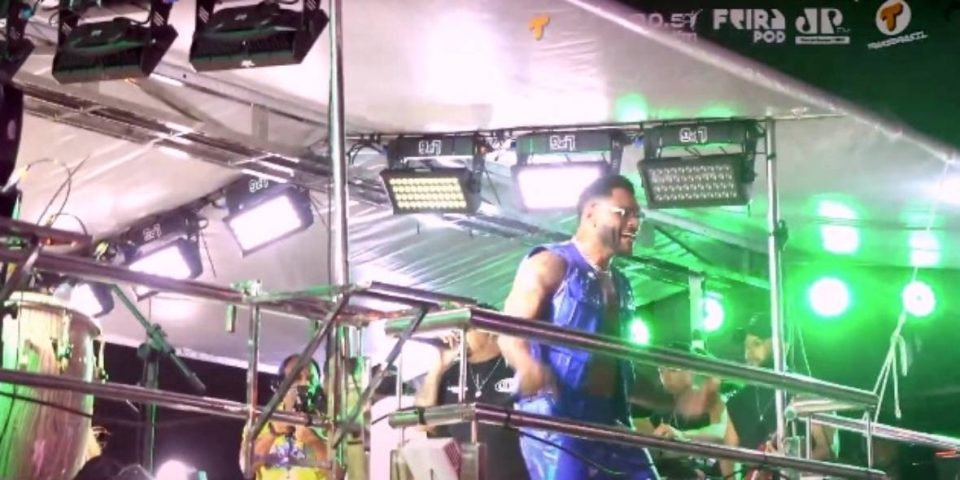 Agora em carreira solo, Tony Salles é pura conexão com público da Micareta de Feira 2025