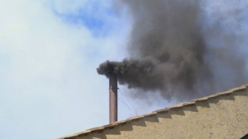 Sem Papa: fumaça preta volta sair da chaminé da Capela Sistina; votações do conclave serão retomadas