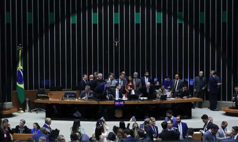 Câmara dos Deputados aprova urgência para projeto de lei que proíbe desconto automático no INSS