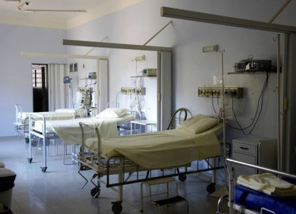 Superbactéria encontrada em hospitais é capaz de comer plástico, diz estudo