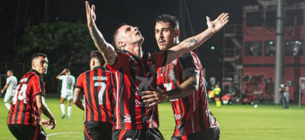 Renato Kayzer tem estreia iluminada e comanda virada do Vitória sobre Vasco no Barradão
