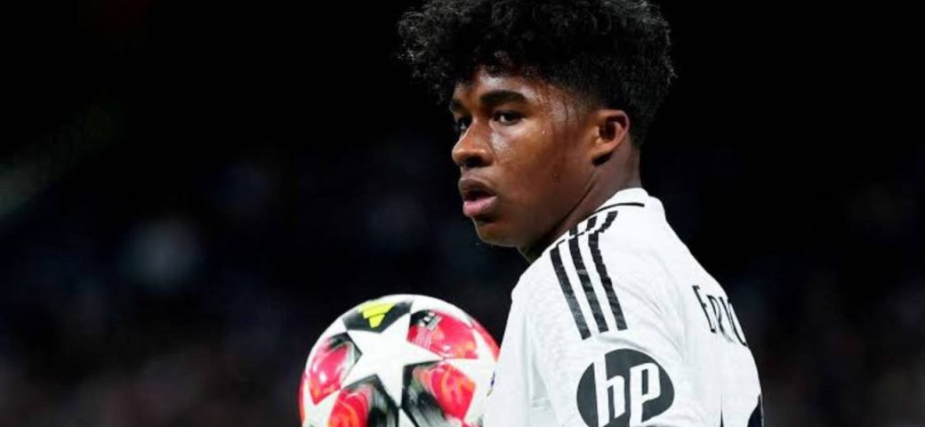 Endrick sofre lesão muscular e está fora de convocação de Carlo Ancelotti para seleção brasileira