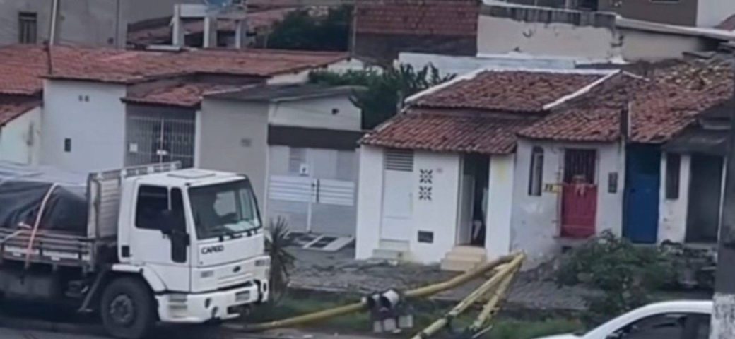 Caminhão derruba semáforo na Avenida Olímpio Vital; SMT instala equipamento provisório