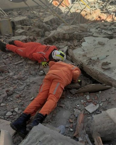 Bombeiros resgatam 14 pessoas com vida após desabamento de telhado de igreja em Jequié