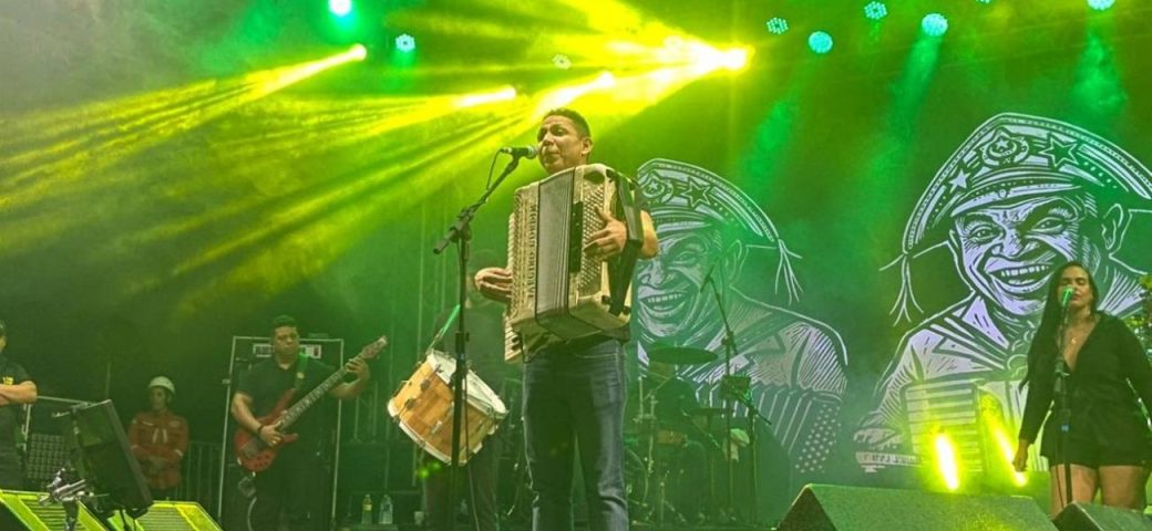 ‘Arraiá de Feira 2025’: em Humildes, Targino Gondim passeia por clássicos da carreira