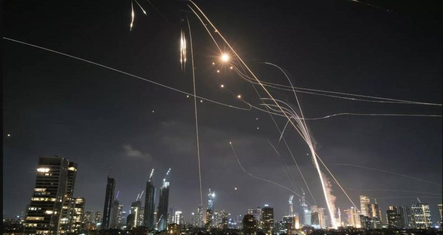 Irã dispara mísseis contra Israel em resposta a ataques que deixaram ao menos 80 mortos