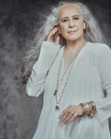 Maria Bethânia anuncia turnê comemorativa pelos 60 anos de carreira com shows em três capitais