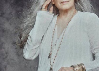 Maria Bethânia anuncia turnê comemorativa pelos 60 anos de carreira com shows em três capitais