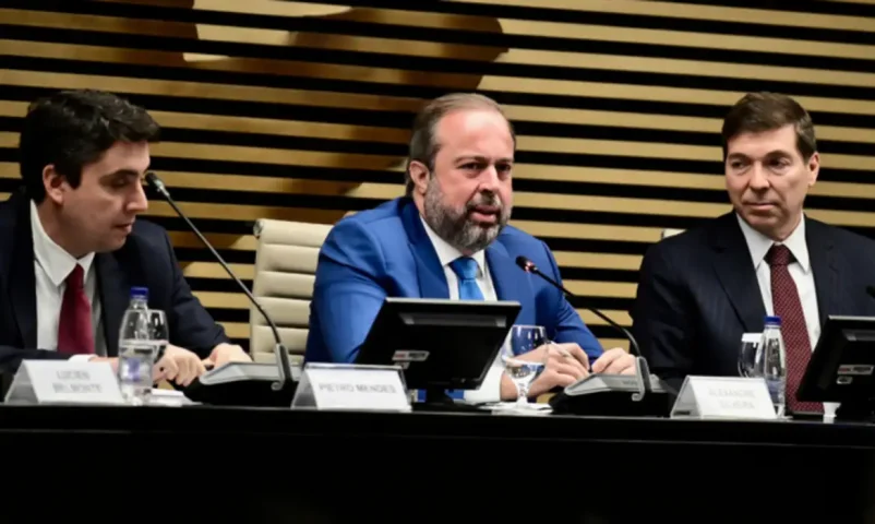 Ministro de Minas e Energia defende gás mais barato para reindustrialização do país