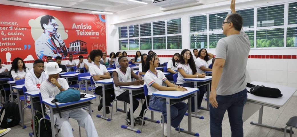 Bahia alcança liderança nacional em taxa de escolarização entre adolescentes