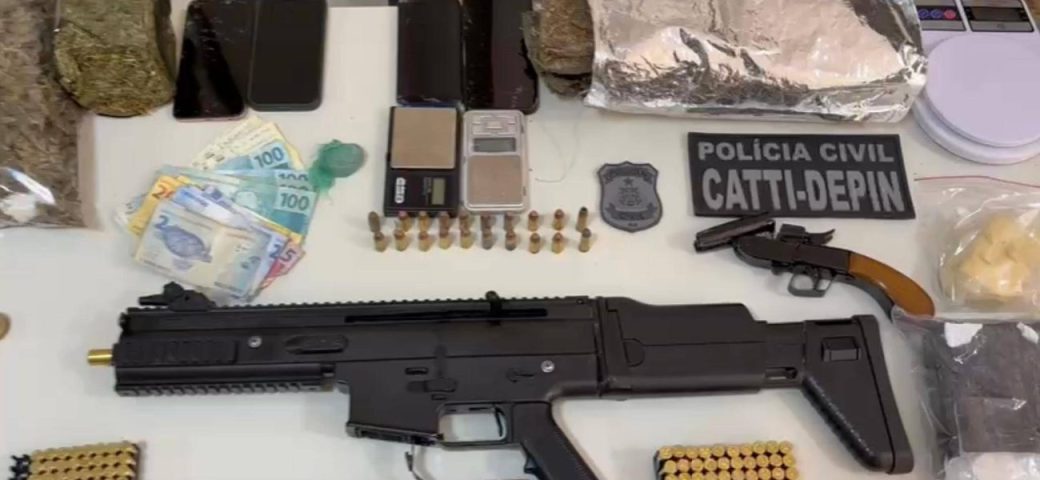Mulher é presa com submetralhadora, revólver e drogas na região da Chapada Diamantina