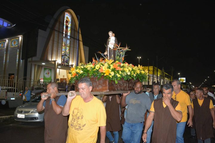 Ato de fé e devoção leva fiéis feirenses celebrarem Santo Antônio em procissão sob chuva