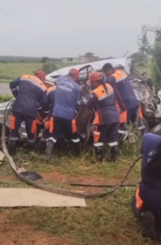 Três pessoas morrem e duas ficam feridas após batida entre carro e caminhão na Bahia