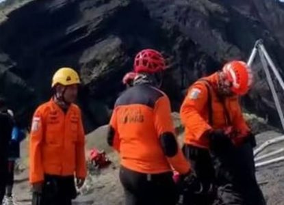 Brasileira que caiu durante trilha em vulcão na Indonésia é encontrada morta