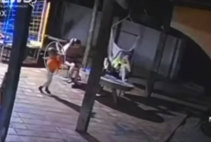 Criança de dois anos pega arma do pai e mata a mãe com tiro acidental