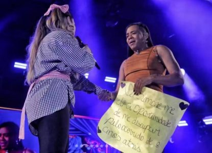 Fã que derrubou irmã de Simone Mendes em show pede desculpa após subir em palco no interior da Bahia