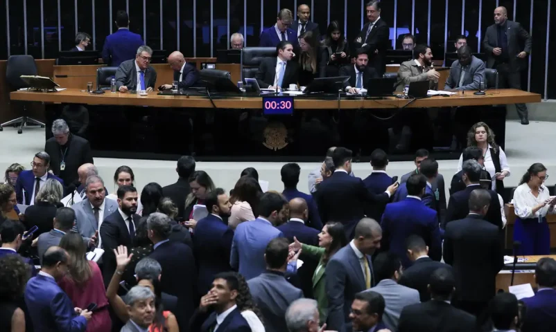 Câmara dos Deputados aprova urgência para suspender decreto do IOF