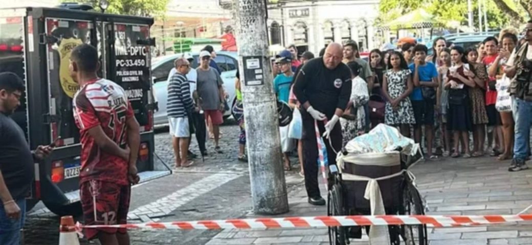 Homem é detido ao andar com corpo de idoso morto em cadeira de rodas para pedir dinheiro