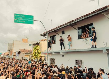 Dupla Iguinho e Lulinha se apresenta em sacada de casa durante festa junina no interior da Bahia