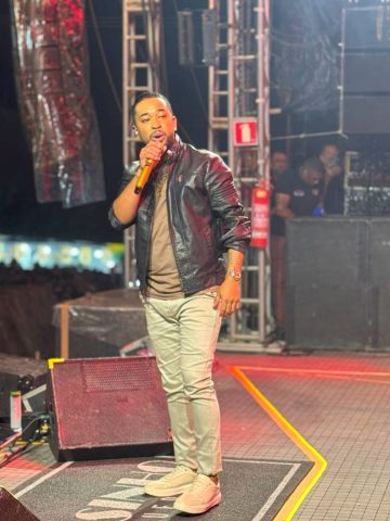 Toque Dez faz multidão vibrar no ritmo do arrocha no São Pedro de Humildes