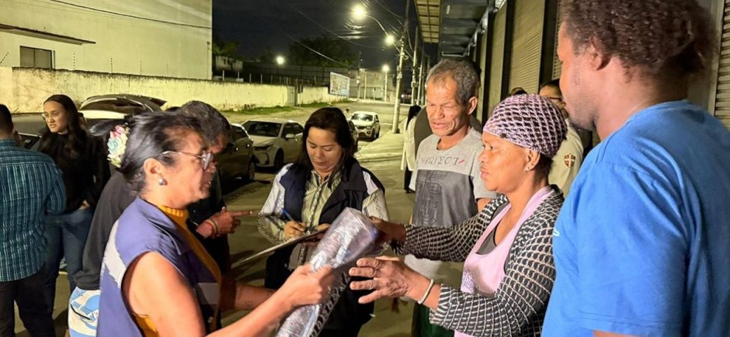 Pessoas em situação de rua recebem doação de cobertores em Feira de Santana