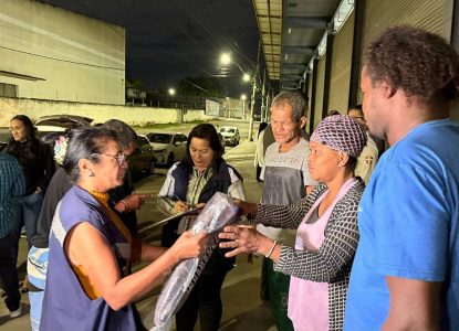 Pessoas em situação de rua recebem doação de cobertores em Feira de Santana