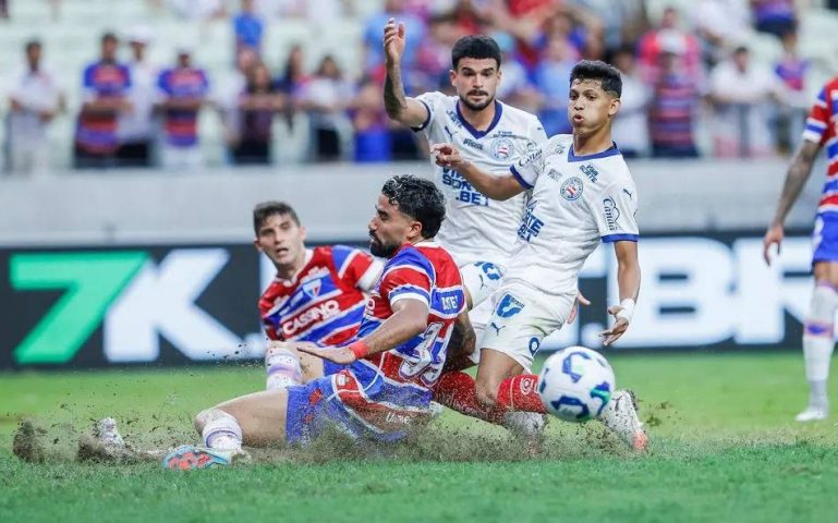 Bahia e Fortaleza empatam em jogo com quatro gols anulados no Brasileirão