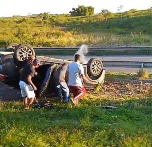 Integrante da equipe do cantor Pablo morre após capotamento na BR-324; outros dois ficaram feridos 