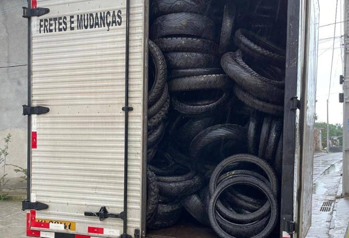 Veículo roubado e mais de 400 pneus são recuperados durante ação policial em Feira de Santana