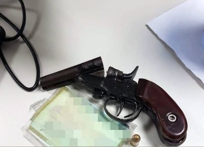 Menor de 14 anos é apreendido com arma de fogo dentro de ônibus escolar em Feira de Santana