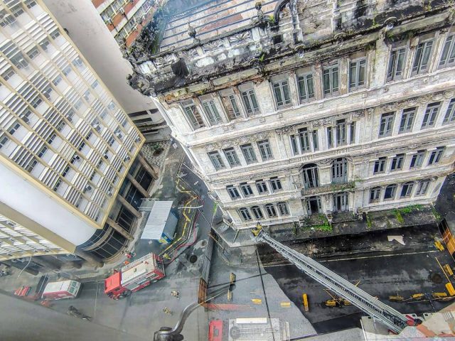 Após quase 40 horas, bombeiros militares debelam incêndio em casarões no centro de Salvador