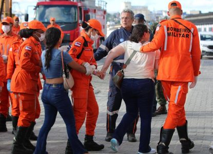 Baía de Todos os Santos: 102 pessoas são resgatadas após colisão entre catamarã e barco de pescadores