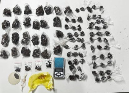 Suspeito de tráfico é preso com porções de drogas no bairro Mangabeira