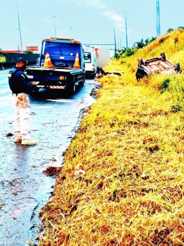 Homem sem CNH perde controle, capota veículo na BR-324 e se recusa fazer teste do bafômetro